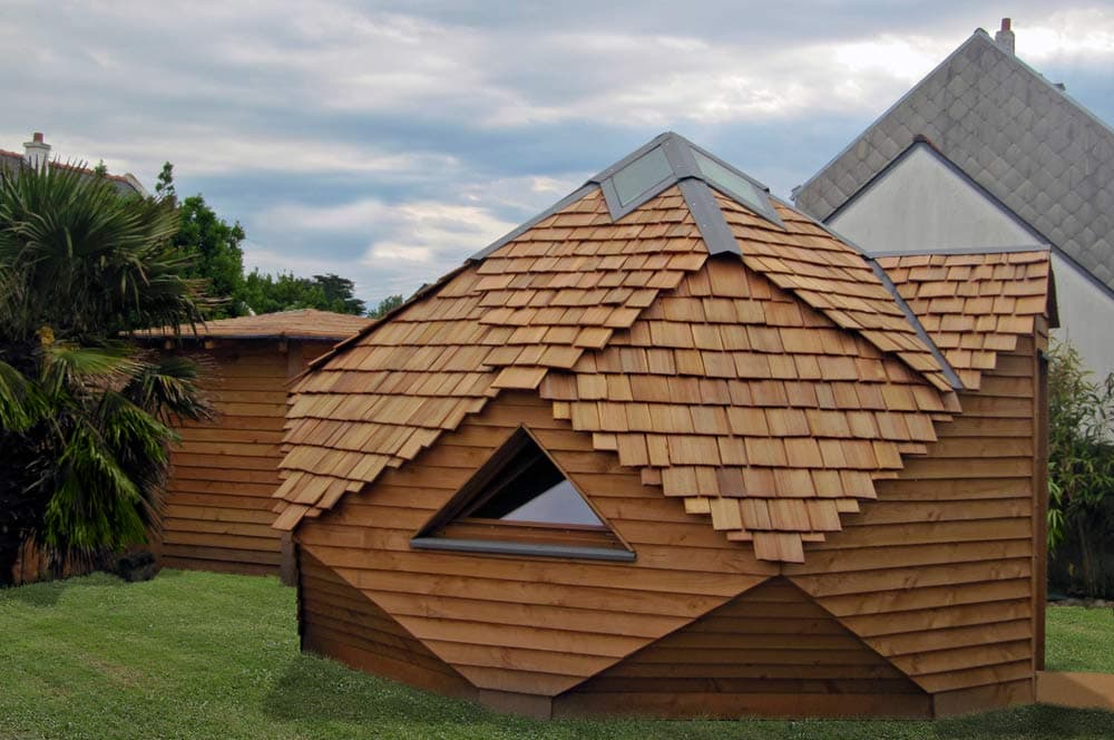 Zome en bois avec bardage et toiture en bardeaux