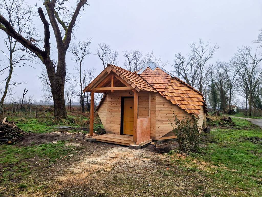Petit zome en bois avec avancée abritée