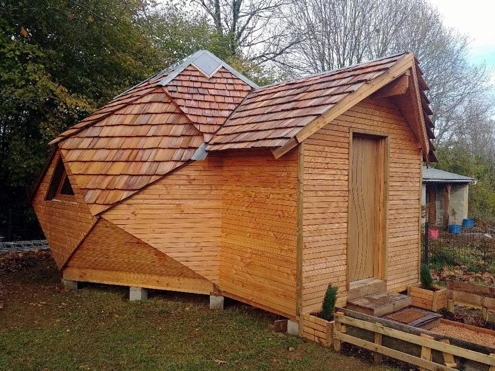 Zome en bois avec annexe et toiture en bardeaux