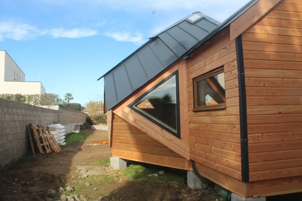 Façade d’un zome contemporain en bois