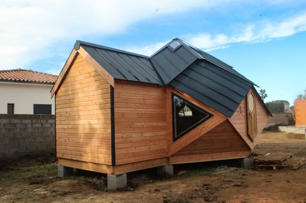 Vue latérale d’un zome contemporain en bois