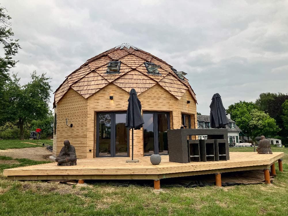 Zome d’habitation en bois avec terrasse