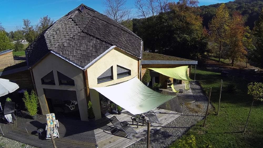 Zome d’habitation avec toiture sombre et terrasse
