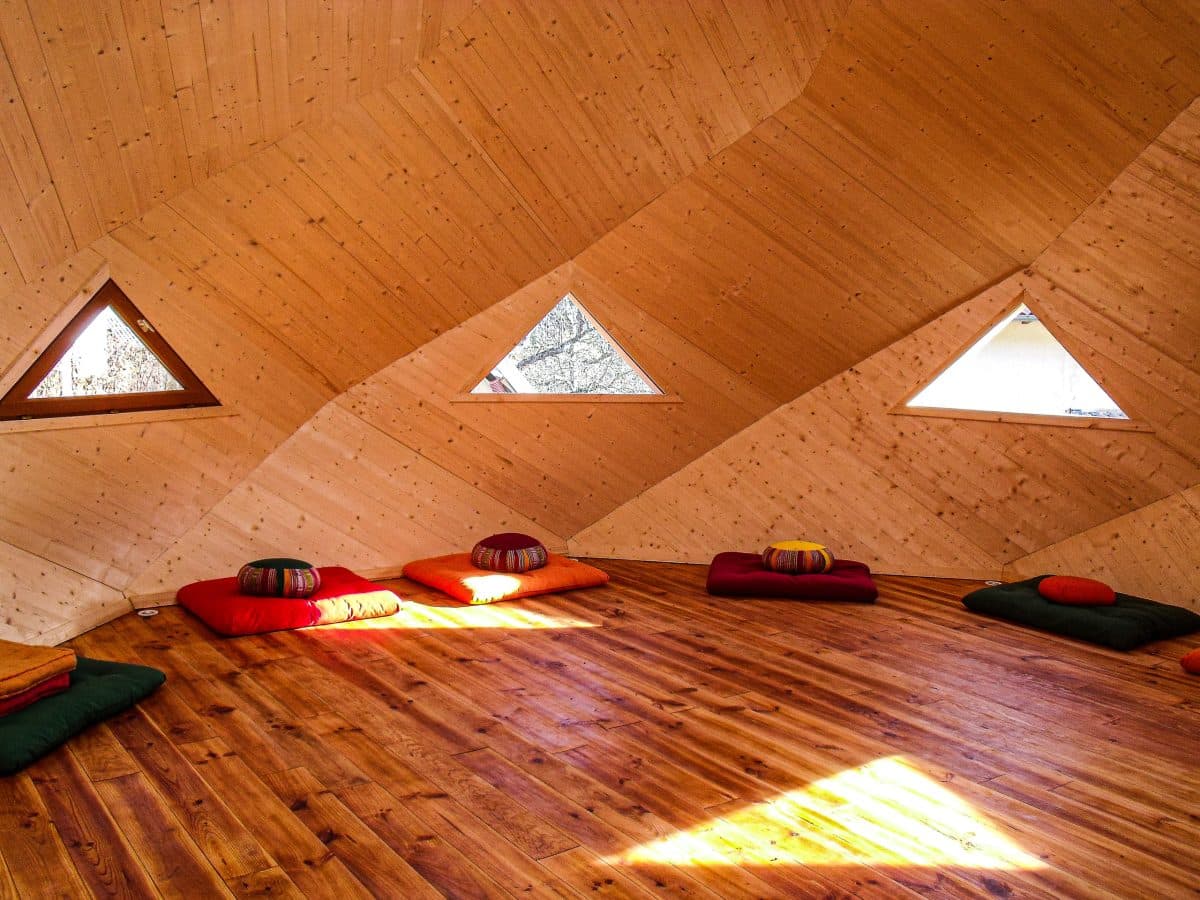 Espace intérieur en bois d’un zome aménagé