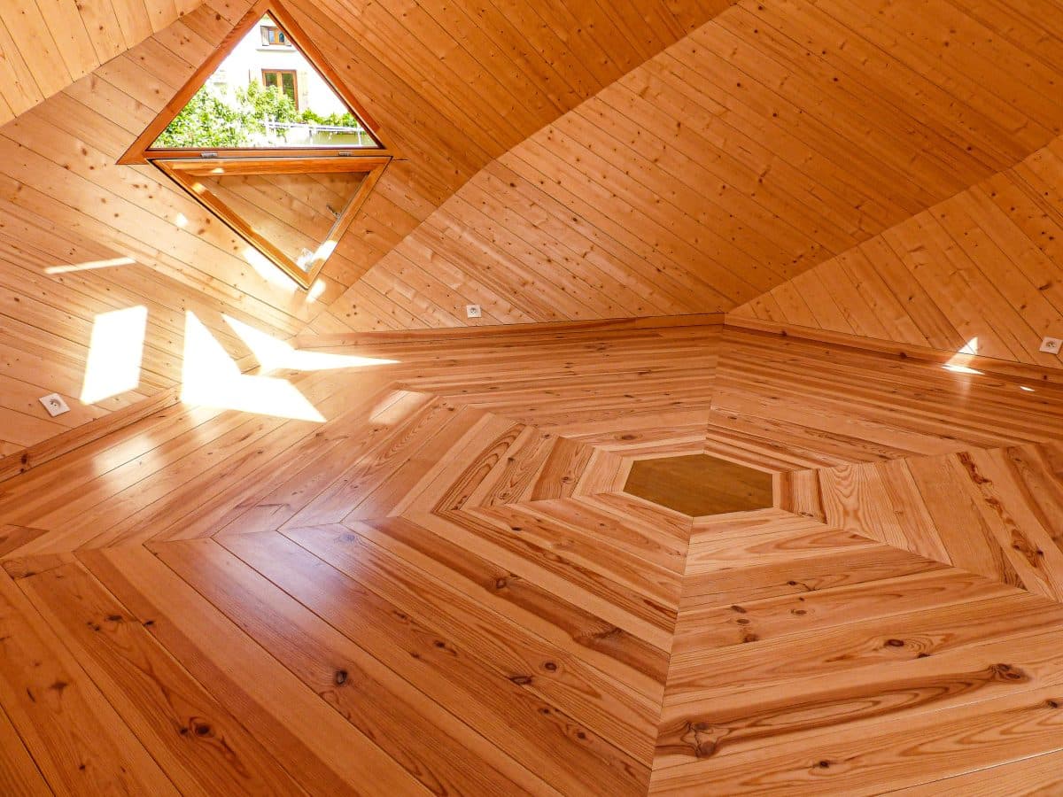 Plancher et ouvertures géométriques à l’intérieur d’un zome