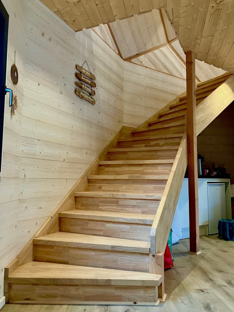 Escalier en bois à l’intérieur d’un zome