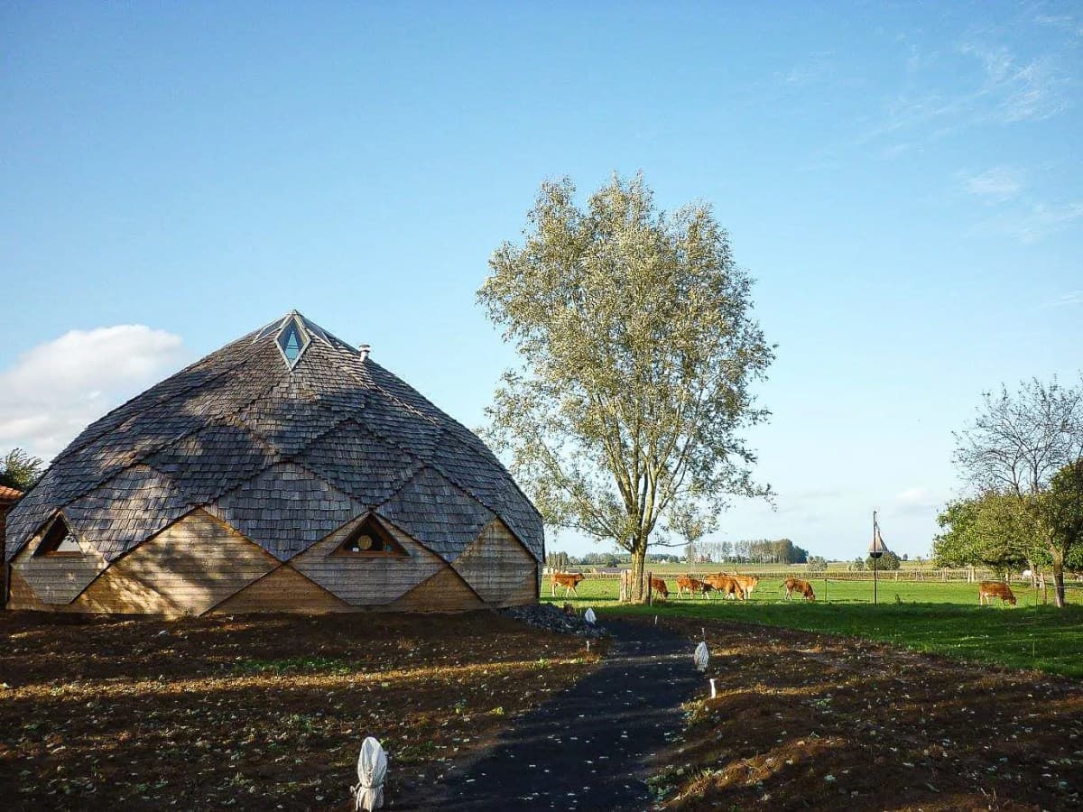 Zome dans un paysage de campagne
