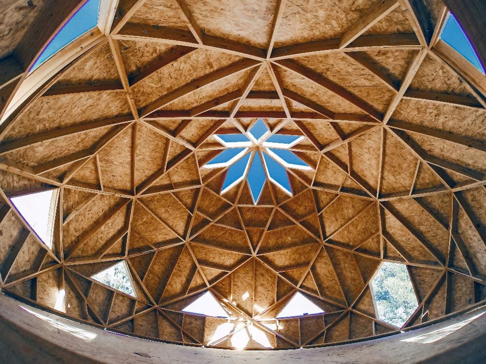 Structure géométrique en bois d’un zome en construction