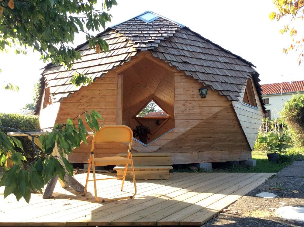Zome en bois ouvert sur une terrasse