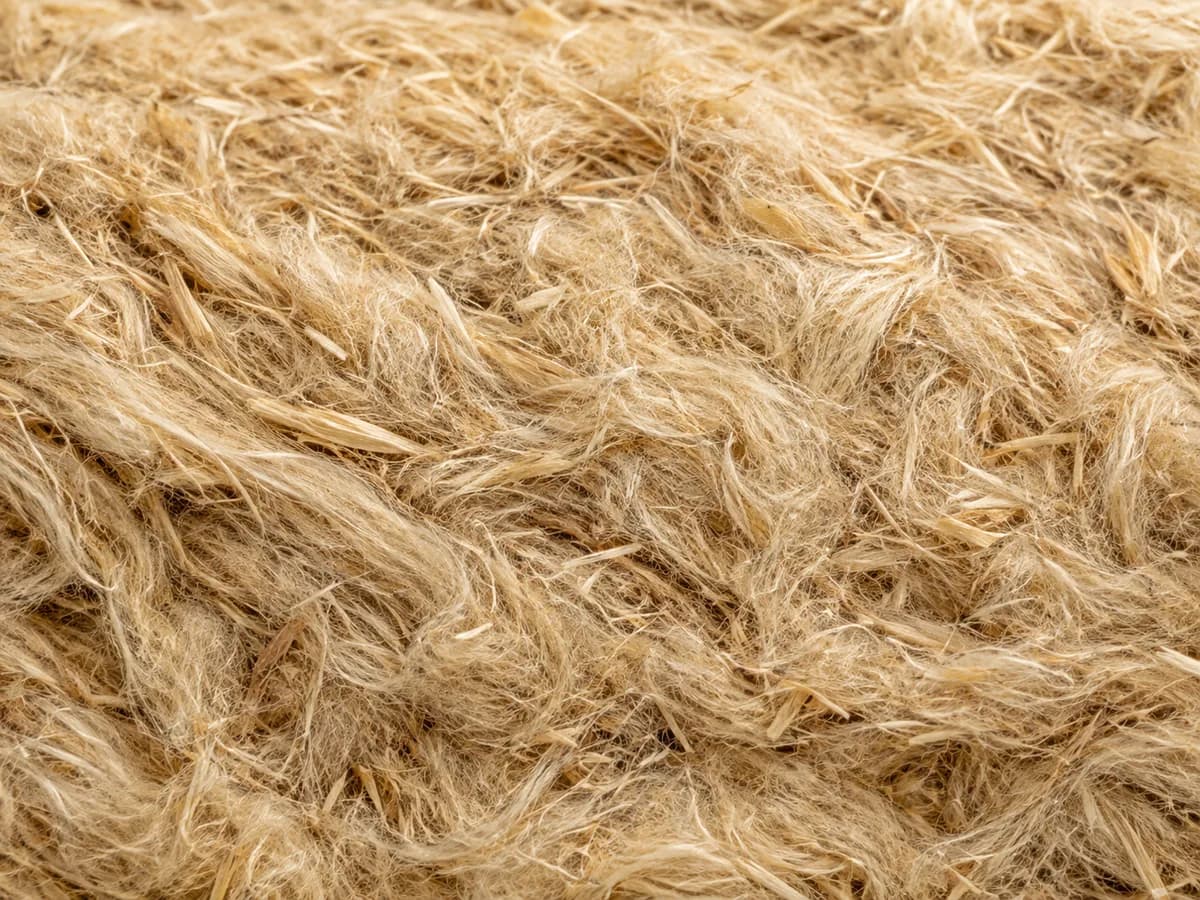 Gros plan de fibres de chanvre utilisées pour l’isolation