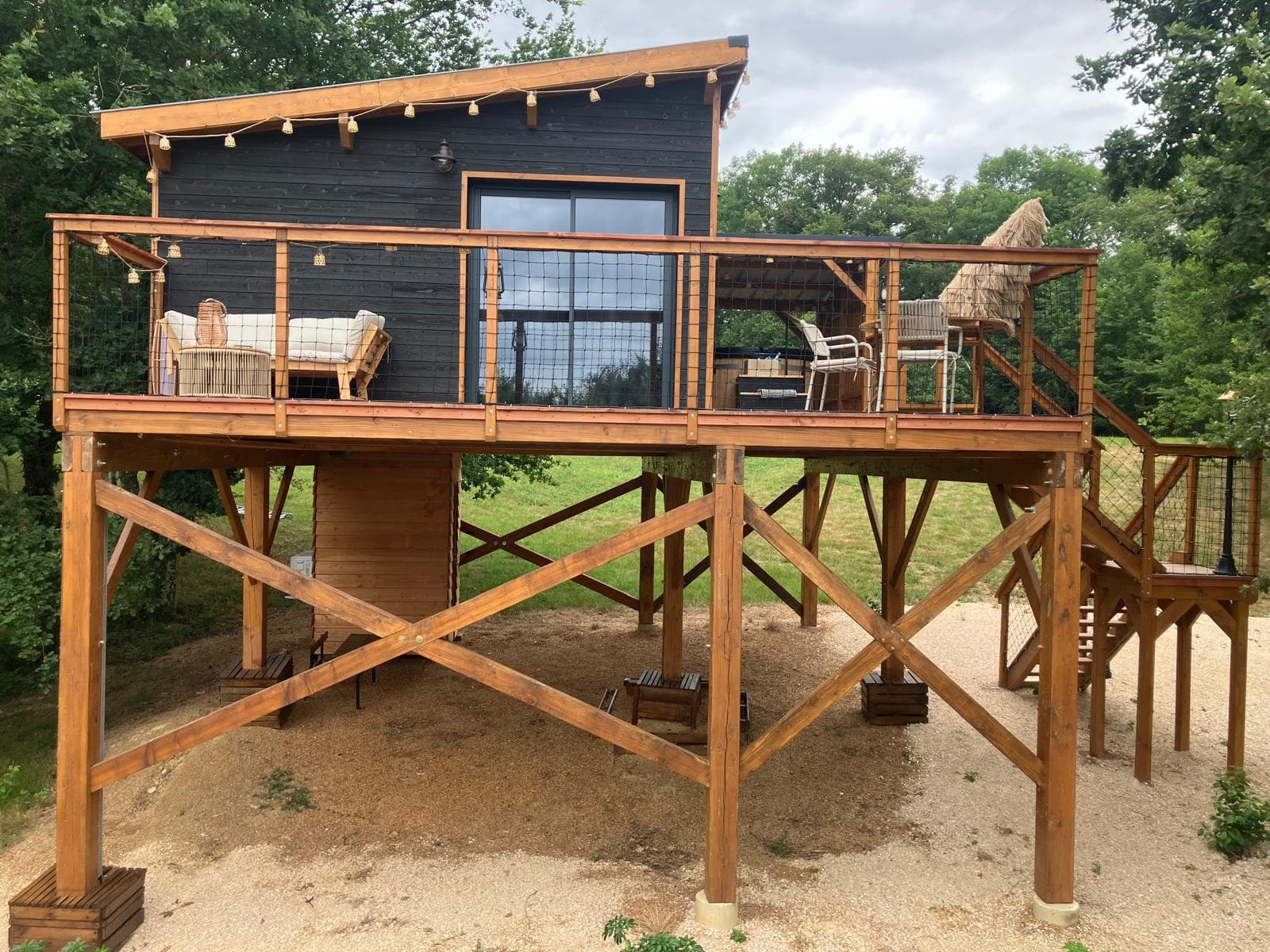 Cabane sur pilotis en bois à Cardeilhac, vue de face
