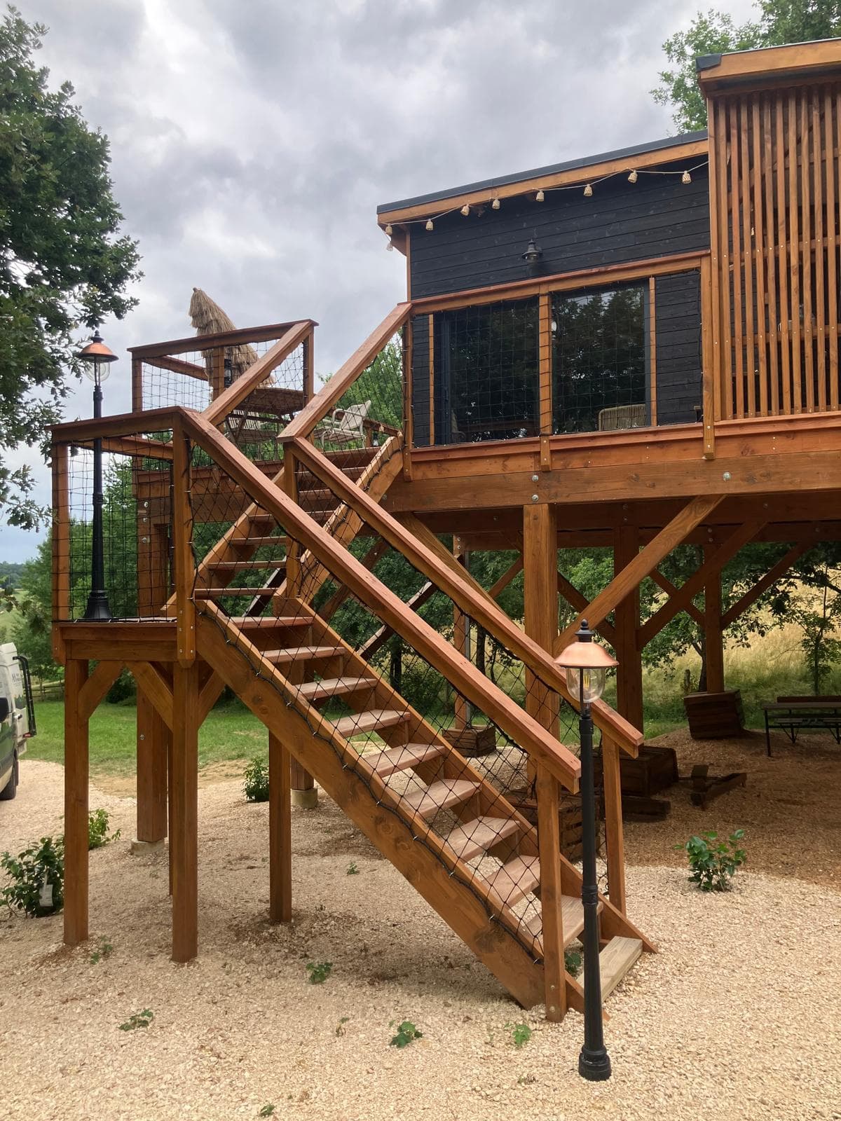 Escalier et terrasse de la cabane sur pilotis à Cardeilhac