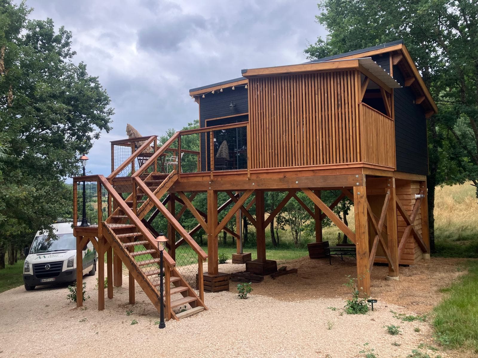 Cabane sur pilotis et terrasse en bois à Cardeilhac