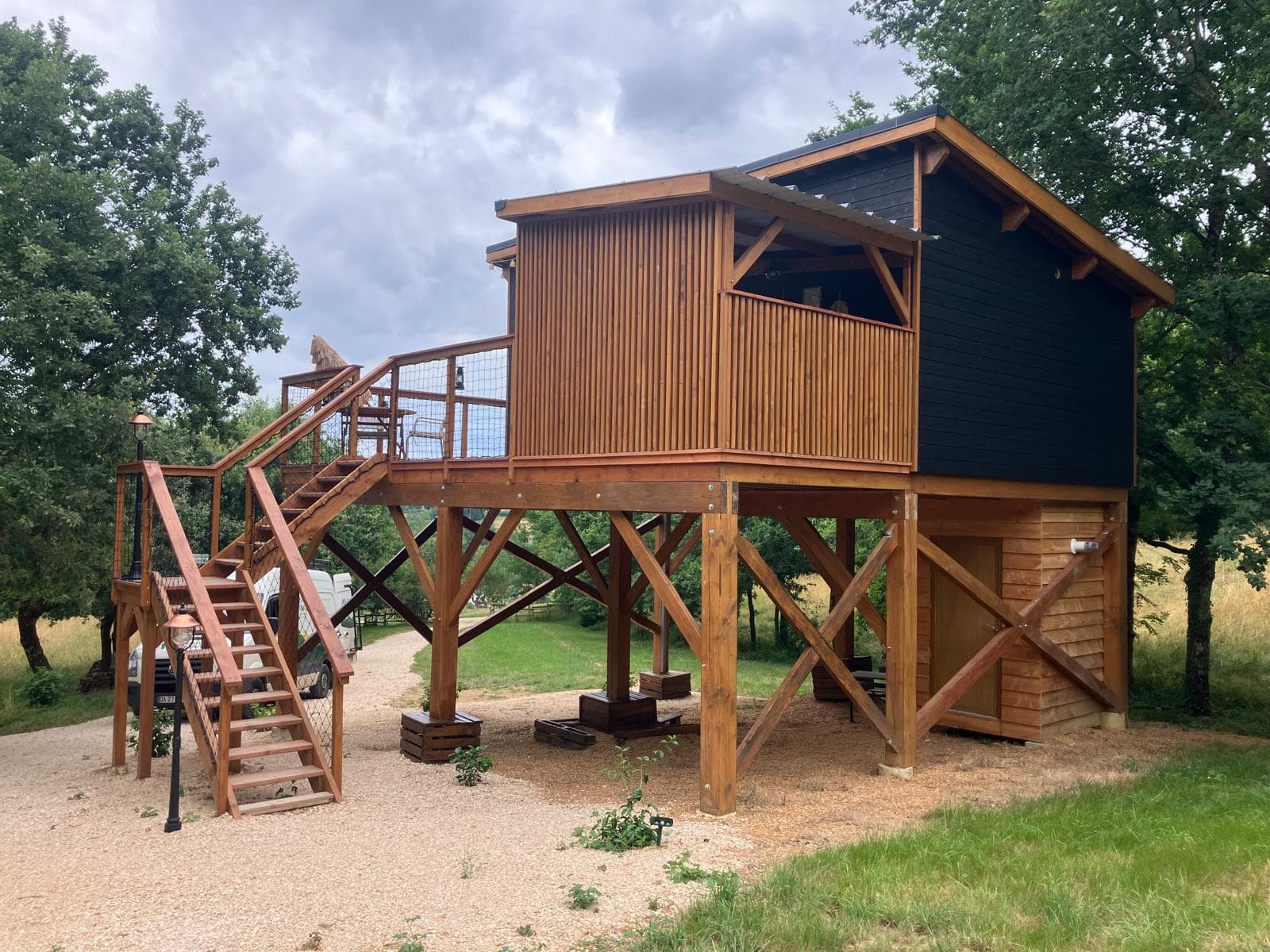 Vue latérale de la cabane sur pilotis à Cardeilhac